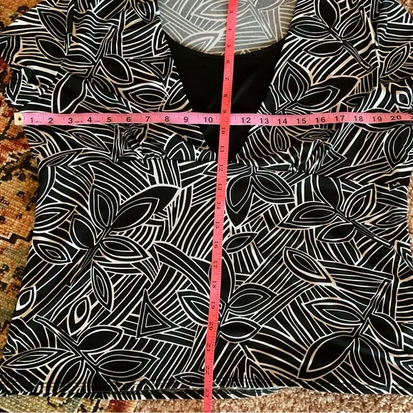 Sag Harbor Black and White Patterned Top, Stretch, short sleeves, lg - Picture 8 of 9